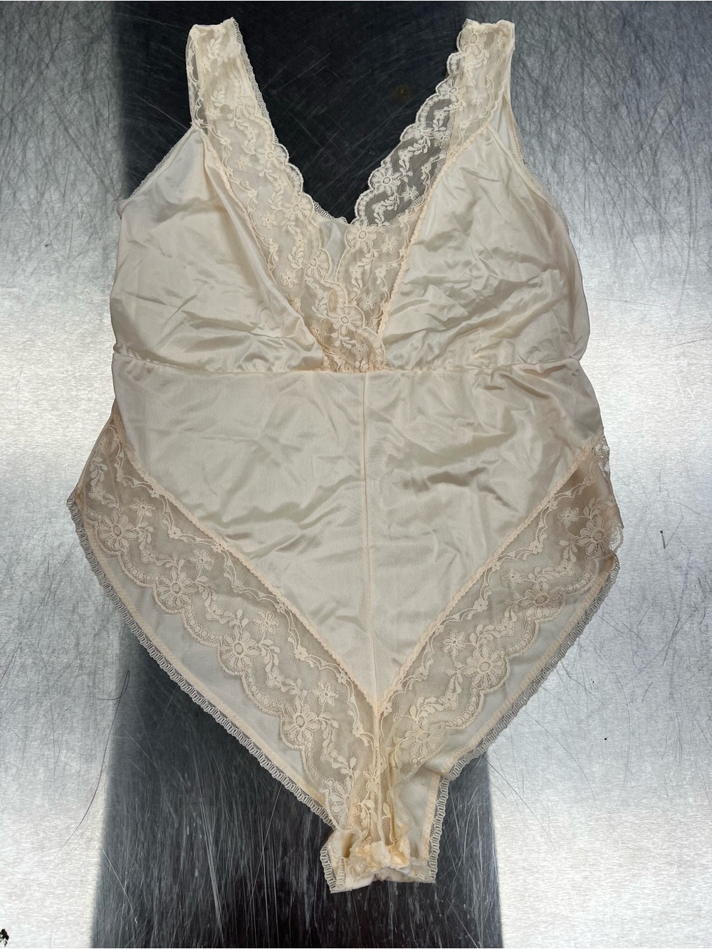 Vintage Impulse Lace Trim V-Neck Bodysuit in Cream Women’s Small